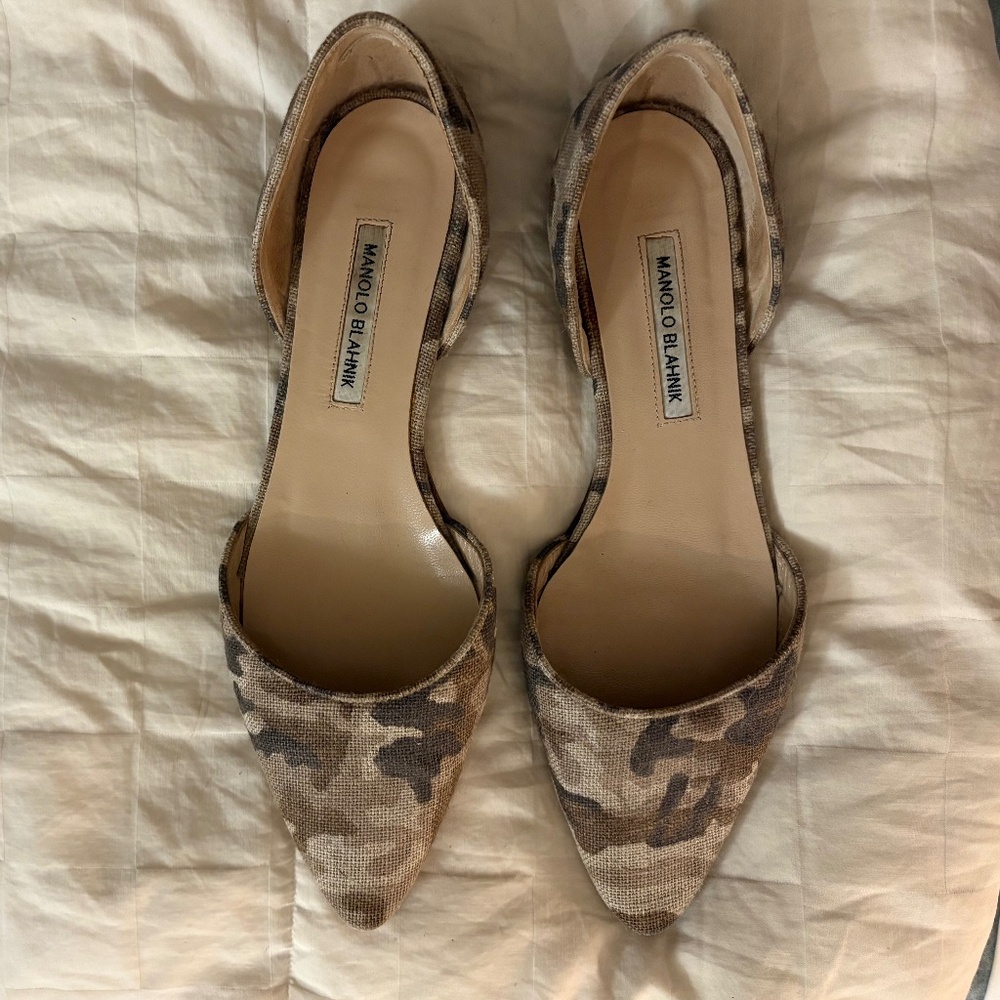 MANOLO BLAHNIK 42 Camo D’Orsay flat